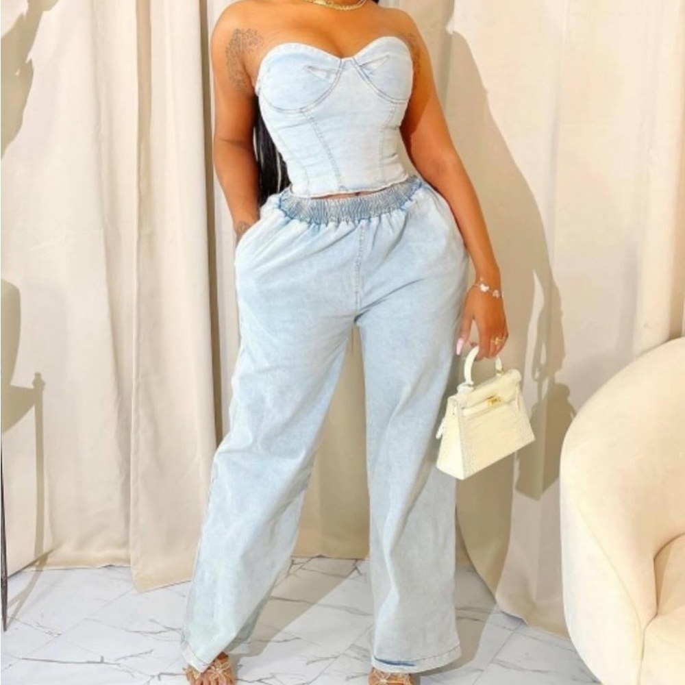 2 piece set. Comfortable fit. Size down if you want to be more fitted.